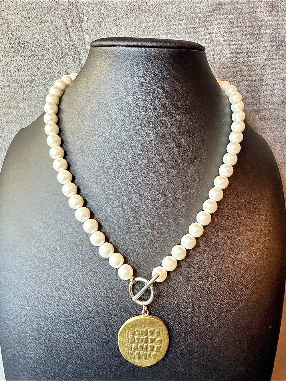 Pearl Pendant Necklace in White & Gold Like New